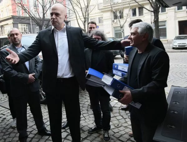 Сценарист от "Шоуто на Слави" наруга депутатите заради референдумите