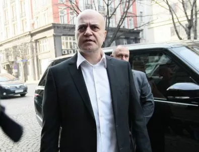 Юристи критикуват президента за реакцията му относно референдума на Слави Трифонов
