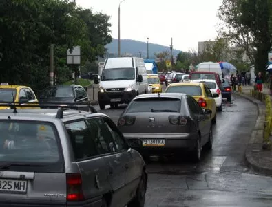 Колони от автомобили чакат на границите с Гърция