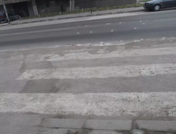 Снегът в Асеновград се стопи, с него и част от пешеходните пътеки