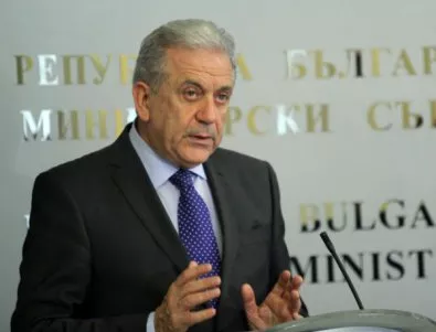 Комисар Аврамопулос пред Actualno.com: България пази границите си отлично, ефектът е осезаем