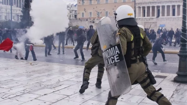 Протестиращи окупираха за кратко в сградата на гръцко министерство