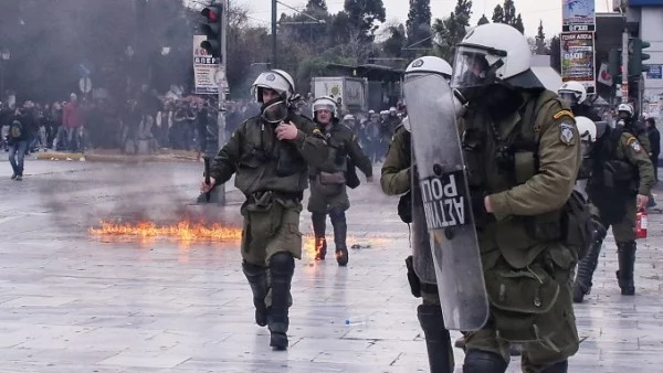 Анархисти атакуваха посолството на Саудитска Арабия в Гърция