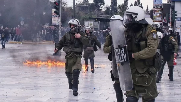 Гръцки анархисти атакуваха френското посолство