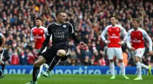 Арсенал с драматична победа над 10 от Лестър