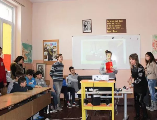 Ученици наваксват пропуснати уроци във виртуална класна стая