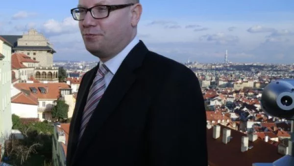 Чешкият премиер оттегли оставката си