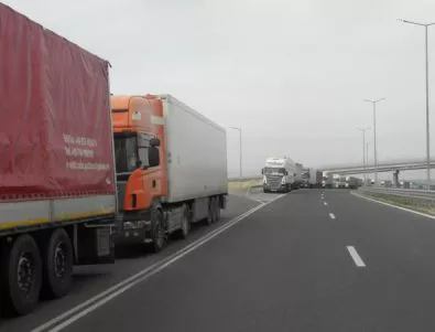 Пети ден продължава контра-блокадата на българските превозвачи на ГКПП Кулата