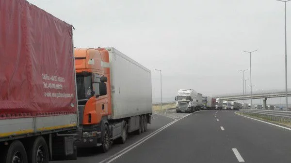 Пети ден продължава контра-блокадата на българските превозвачи на ГКПП Кулата