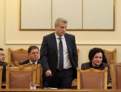 Гласуват вота на недоверие в петък, Москов влезе в лют спор с опозицията