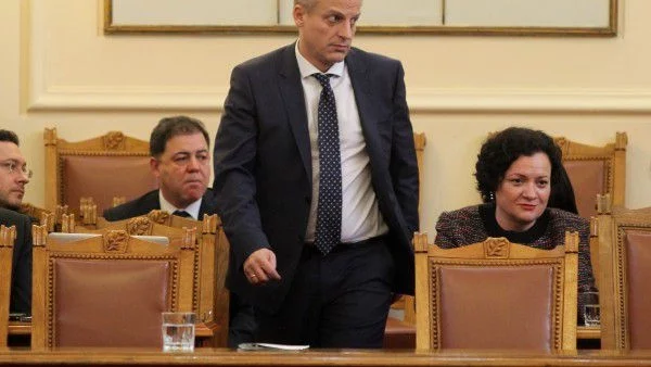 Гласуват вота на недоверие в петък, Москов влезе в лют спор с опозицията