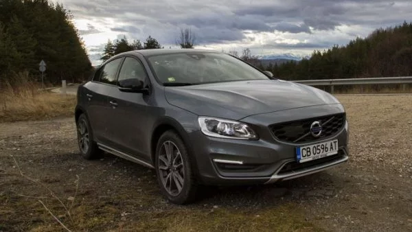 Volvo S60 CC: Успешната формула, приложена върху седан (тест-драйв)