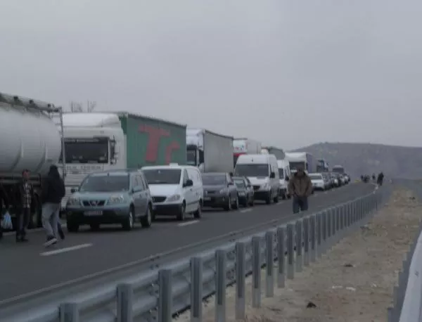 Шофьор на ТИР при границата с Гърция най-вероятно е с инсулт