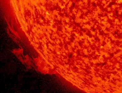 Протуберанс се откъсна от Слънцето (ВИДЕО)