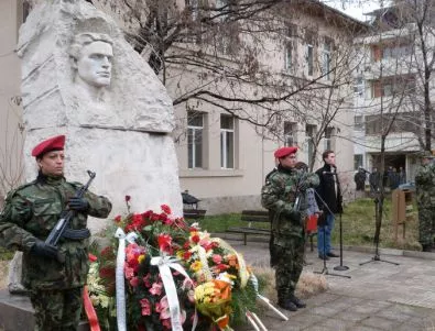 На колене в минута мълчание Асеновград почете паметта на Левски