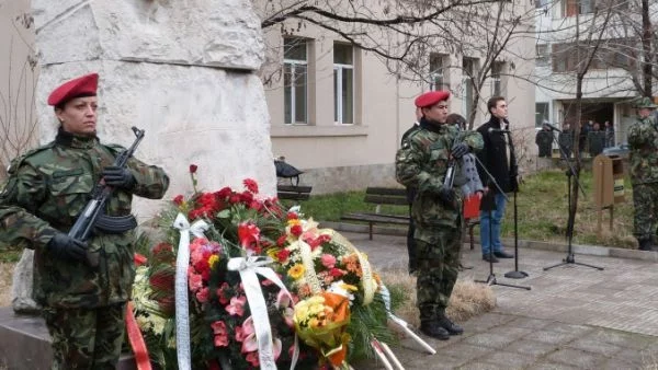 На колене в минута мълчание Асеновград почете паметта на Левски