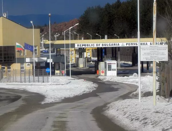 Заради снега Гърция затвори границата за камиони
