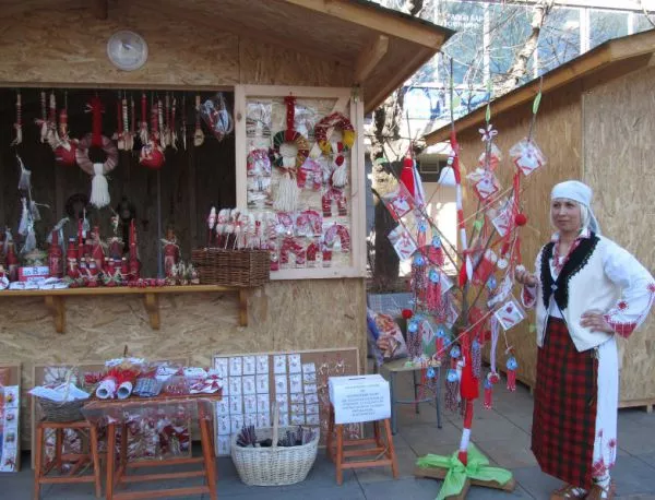 Баба Марта и майки с благотворителен мартенски базар на ДЦДУ в Асеновград