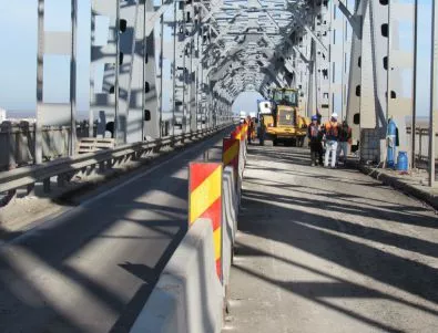 Румънците възобновиха ремонта на Дунав мост при Русе