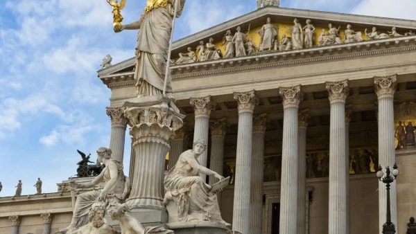 Австрийските консерватори призоваха за бойкот на крайнодесния кандидат-президент Хофер