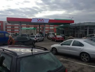 Колони от автомобили задръстиха новата бензиностанция на Марешки в Айтос