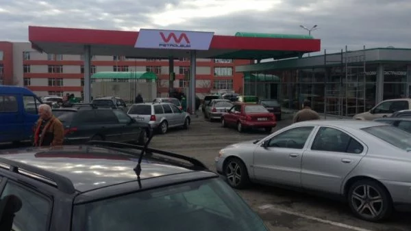 Колони от автомобили задръстиха новата бензиностанция на Марешки в Айтос