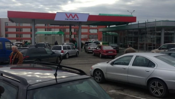 Бензиностанции в Бургас отвръщат на Марешки - свалиха цените