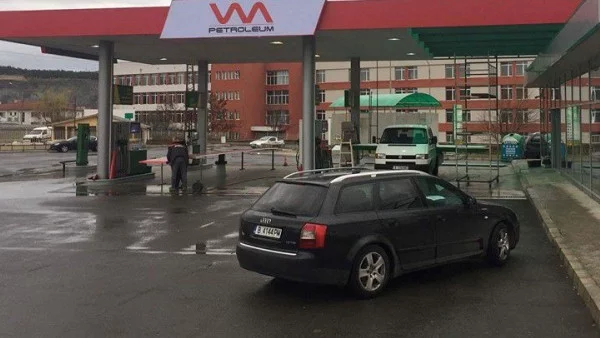 Лукойл иска проверка на горивото на Марешки