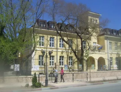 Учители застанаха срещу директора на Художествената гимназия в Сливен