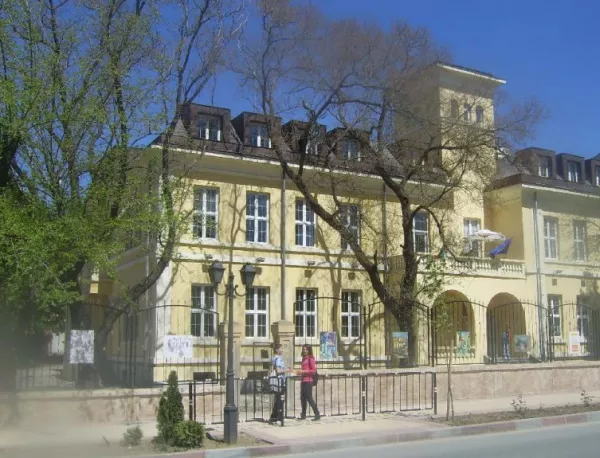 Предупредителни протести започват учители от Художествената гимназия в Сливен