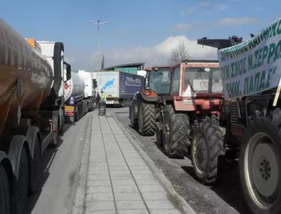 Втори ден гръцките фермери блокират границата с Македония