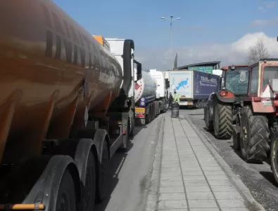 Заради гръцката блокада македонските камиони с петрол се пренасочват през България