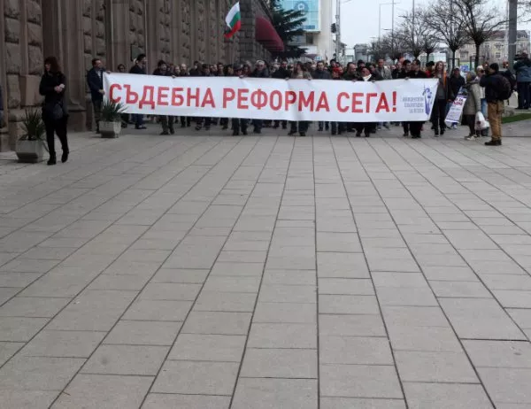 В деня, в който Пеевски стана шеф на ДАНС, марш за европейско правосъдие