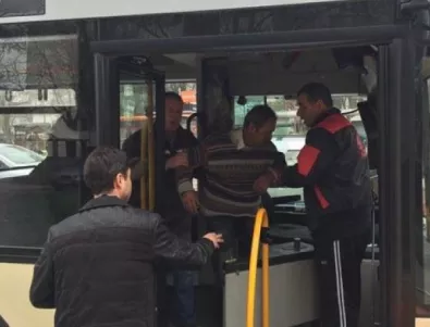 Кондуктор на градски автобус спаси живота на шофьора и на пътниците 