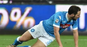 Наполи предлага нов договор на Игуаин