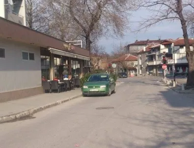 Кога ще се реши проблемът с неправомерното паркиране на ул. „Велико Търново“ в Асеновград