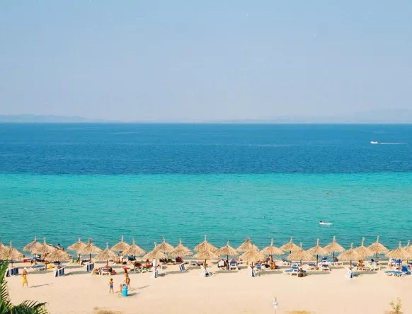 Пълни плажове, празна хазна - има ли парадокс в Гърция?