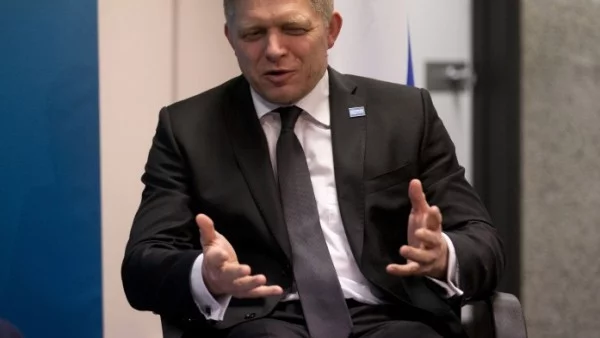 Десетки хиляди протестираха в Братислава след оставката на премиера