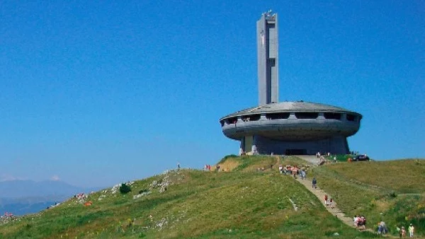 ВИП туристи кацат с хеликоптер на Бузлуджа 