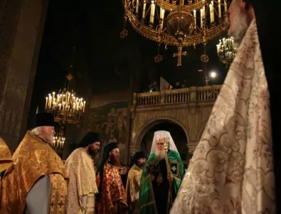 През септември Синодът решава дали да се съобрази с решенията на Великия православен събор