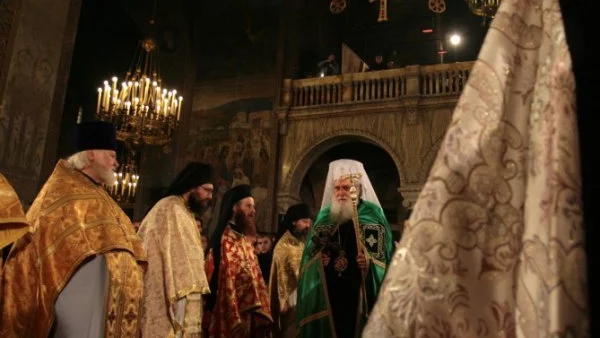 През септември Синодът решава дали да се съобрази с решенията на Великия православен събор