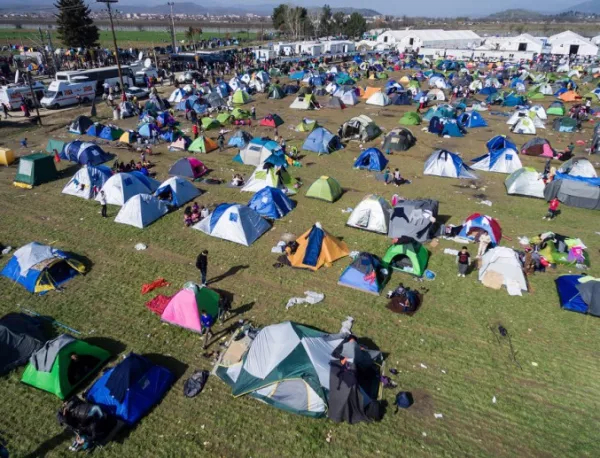 Гласове от Идомени: "Не тръгвайте към Европа!"