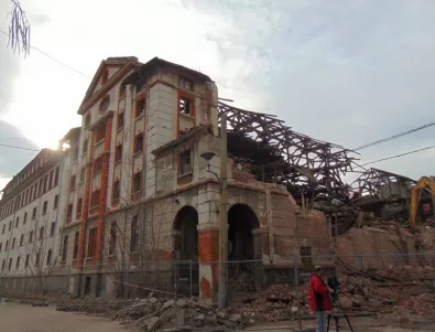 Пловдивска община си призна на практика, че е проспала събаряне на емблематична сграда