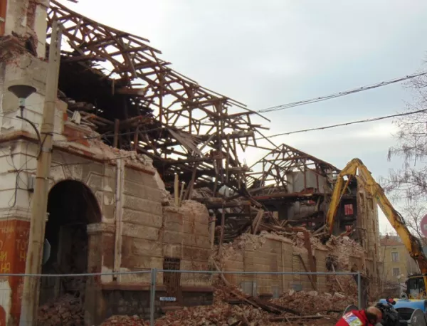 Съборилите склада в Пловдив трябва да възстановят и стенописи на Вълчан Петров