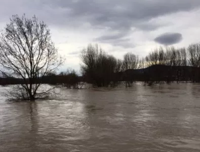 Язовири в Бургаско се изпускат контролирано, по 325 лв. за пострадали от потопа