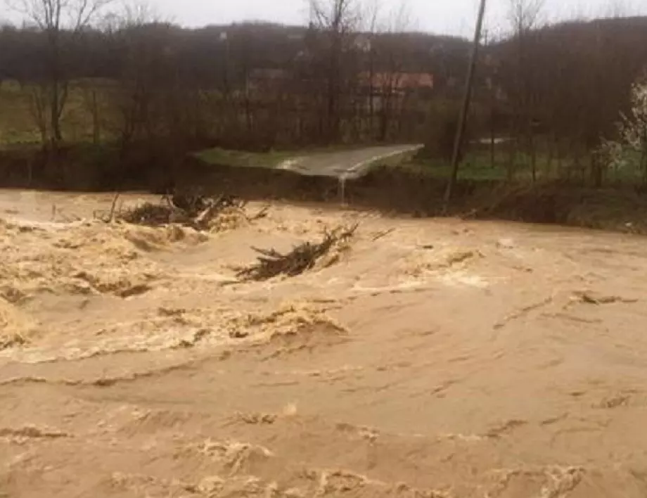 Четири жертви на наводнения в Турция, тече спасителна операция (ВИДЕО)