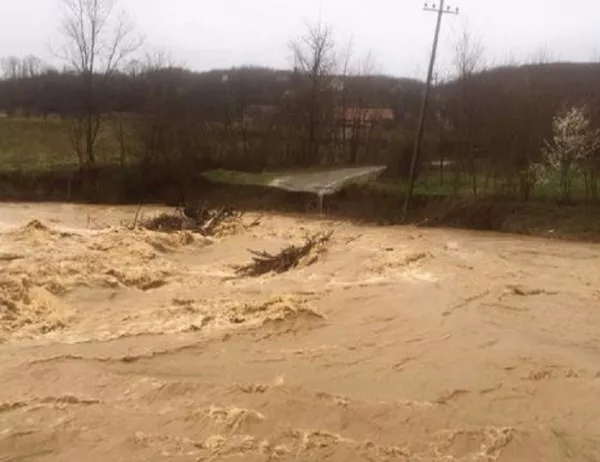 Албания изпрати войници на помощ след като пороите предизвикаха наводнения и свлачища