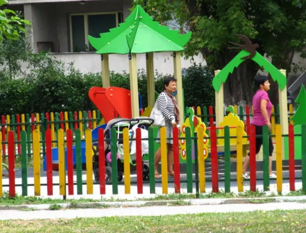 Ремонтират детски площадки в Асеновград, чакат количествено-стойностните сметки