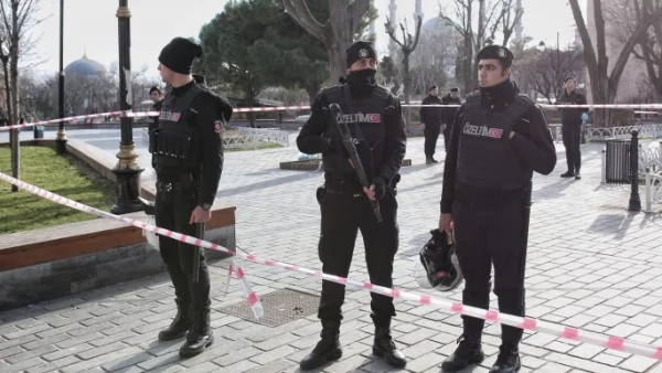 Паднала стена рани десетки в парк в Истанбул