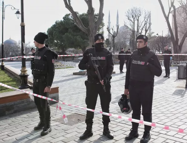 Турската полиция стреля с гумени куршуми по студенти и преподаватели в Анкара
